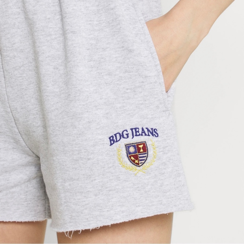 BDG Urban Outfitters Crest Embroidered Logo Cut Off Sweat Pant Shorts Size L